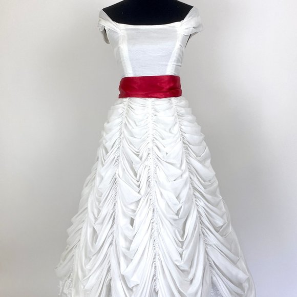 Vintage White Layered Ball Gown Wedding Dress - Picture 17 of 17